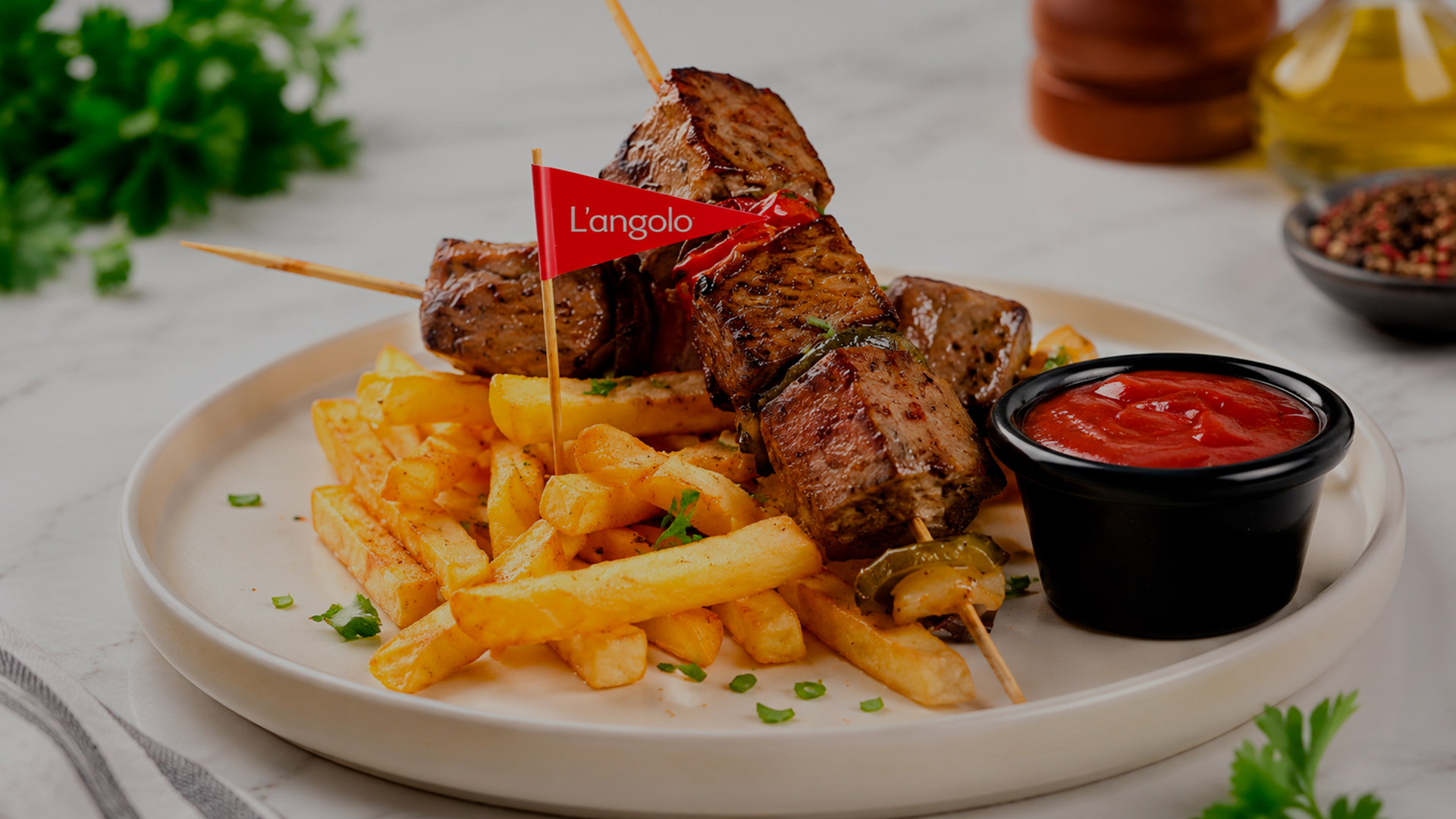 Brochetas de carne a la parrilla acompañadas de papas fritas y salsa de tomate
