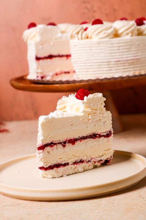 Torta de frambuesa de L'angolo elaborada con bizcocho, crema chantilly y relleno de frambuesa.